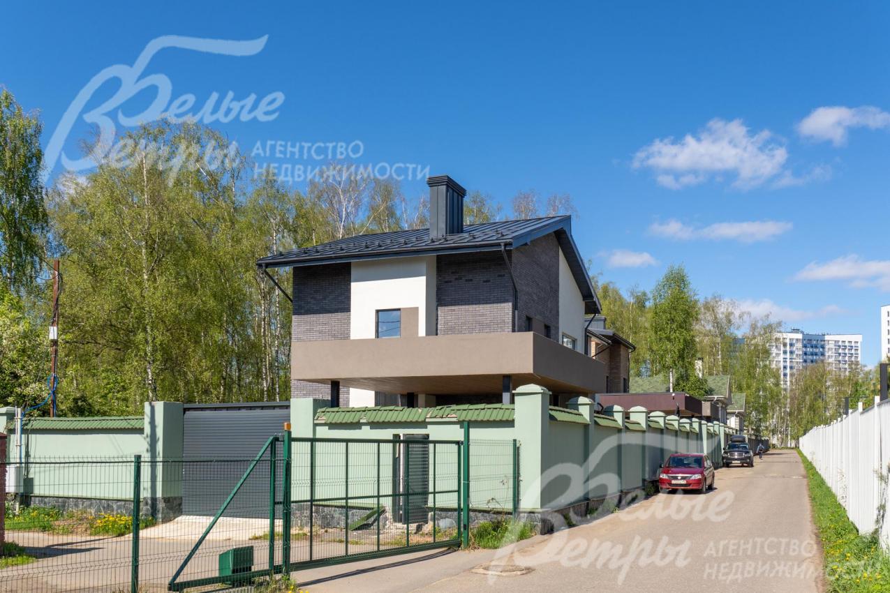 Откатные ворота при въезде в поселок, закрытая территория.