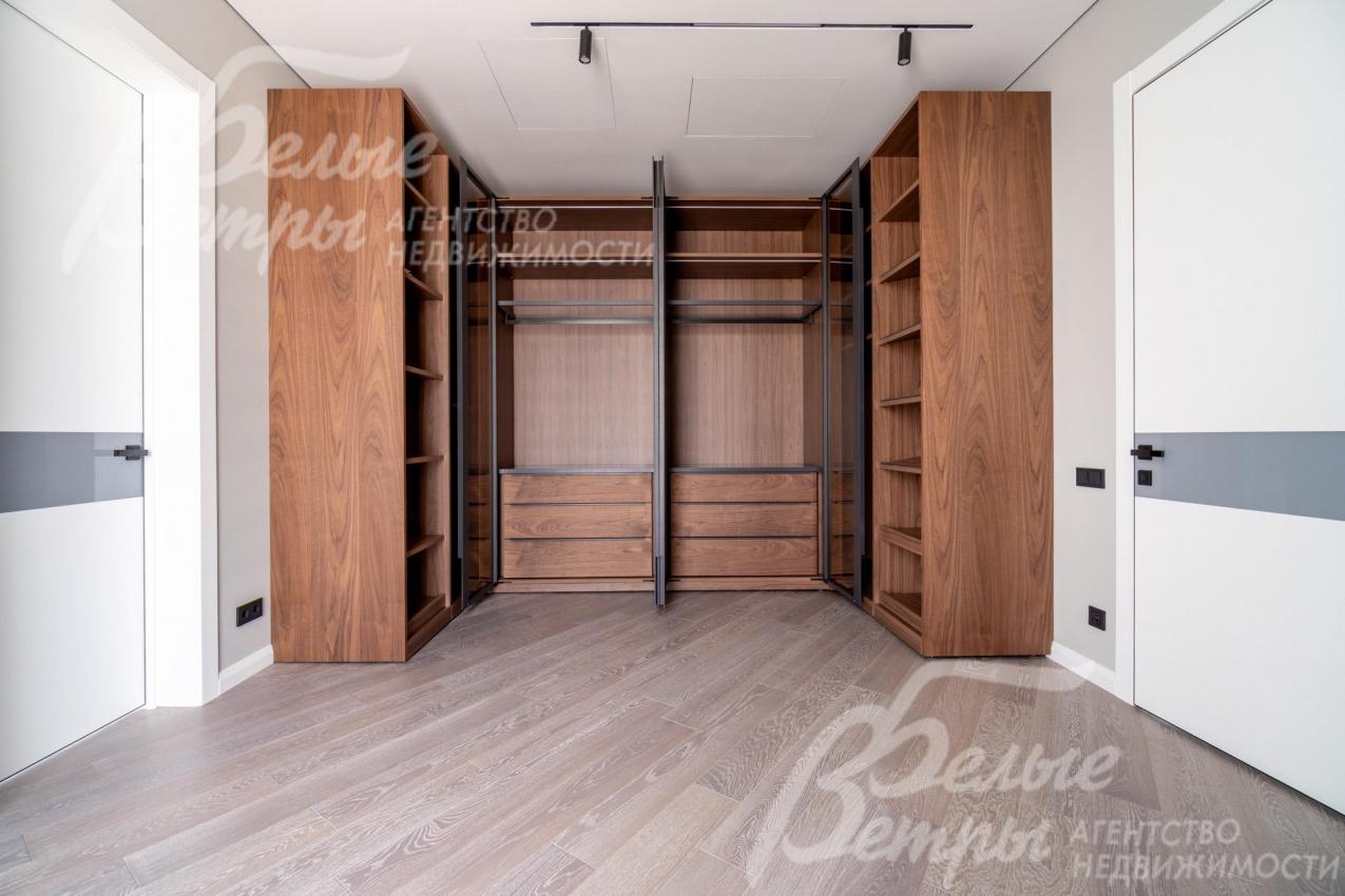 При мастер-спальне - просторная гардеробная 19 кв.м со стильным шкафом