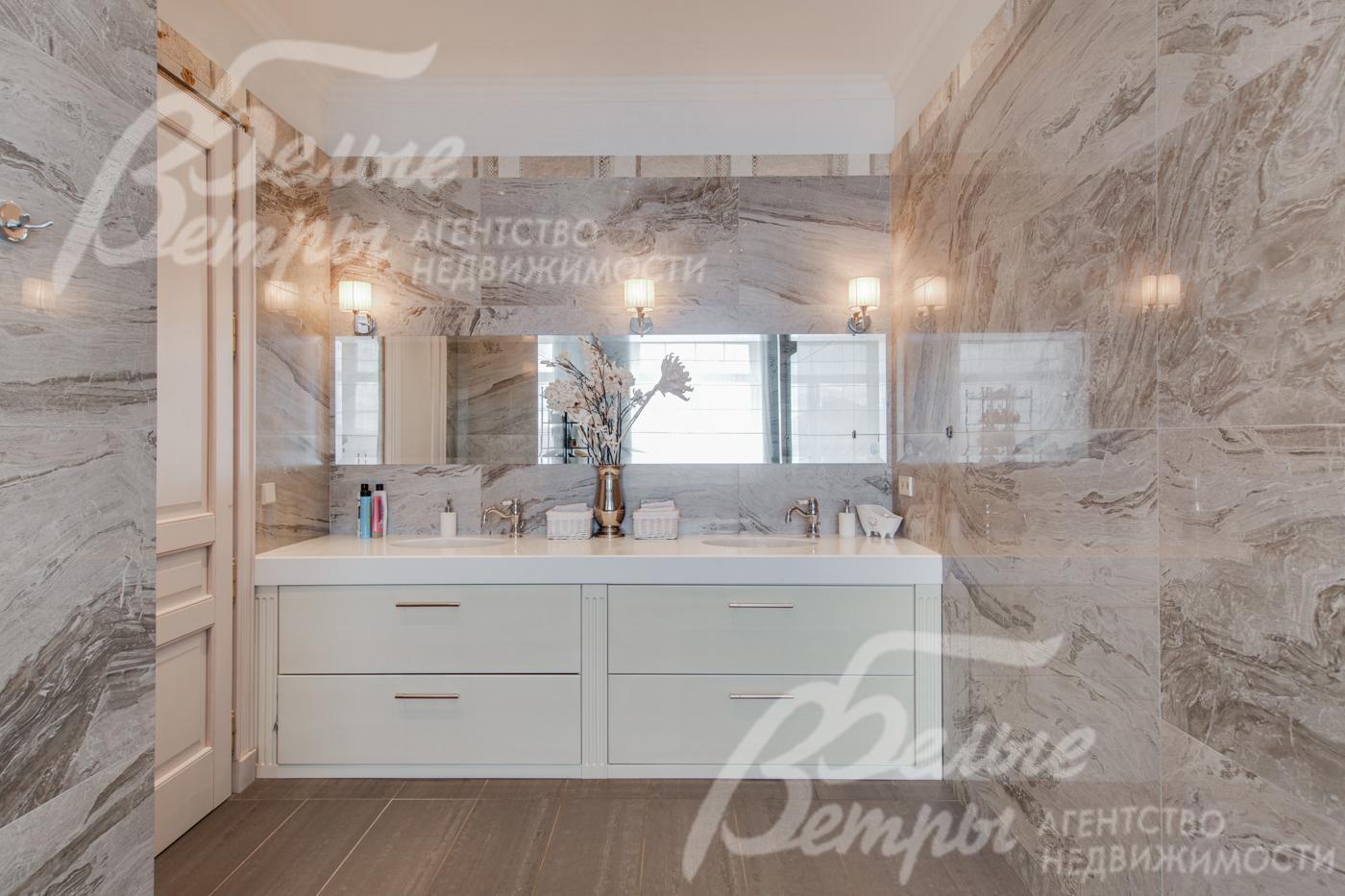 Ванная комната в главной спальне