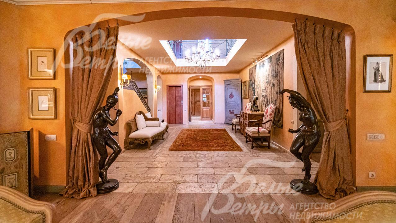 При входе в гостиную вас встречают две греческие статуи