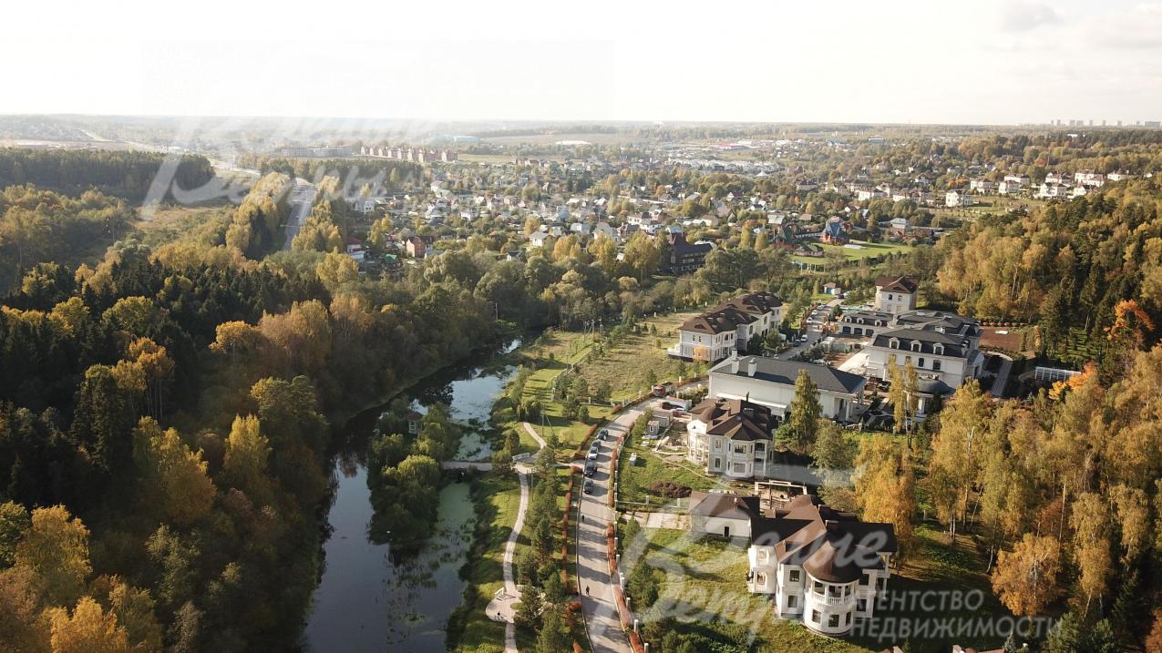 Оборудованная для прогулок набережная в поселке Идиллия