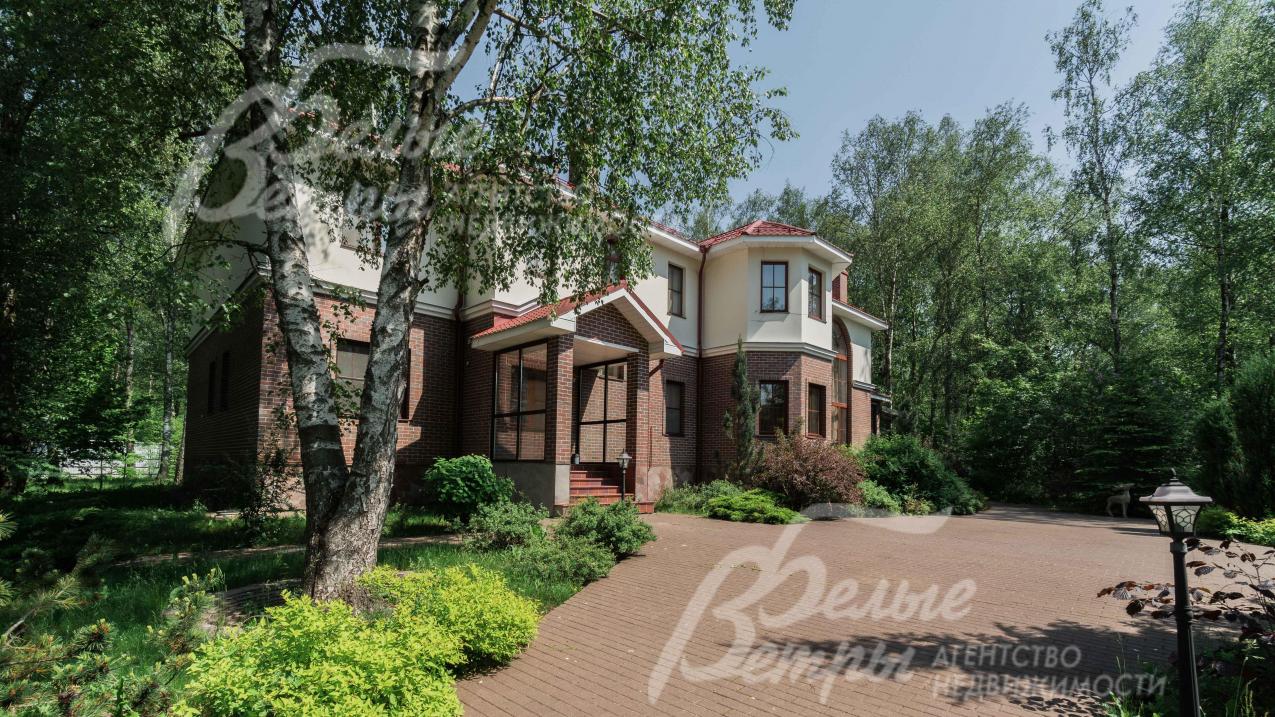 Перед домом сделан ландшафтный дизайн, высажены десятки деревьев и кустарников