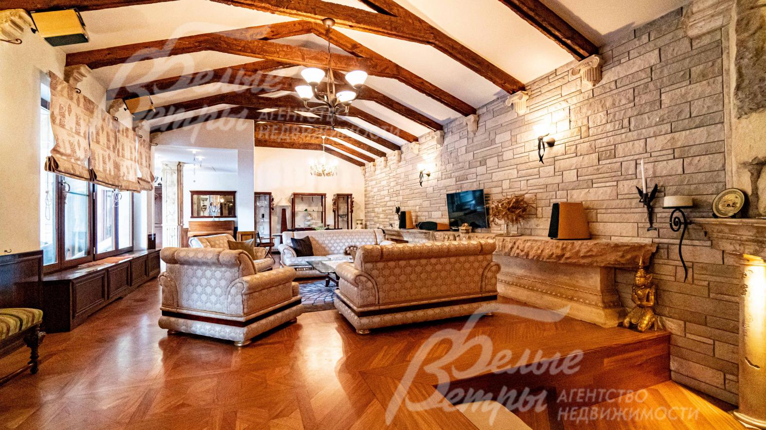 На барельефе отображены фрагменты из греческой мифологии