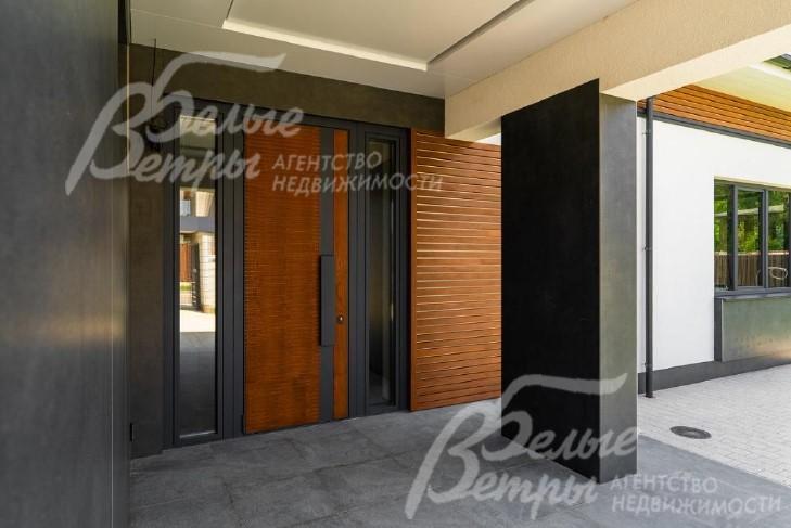 Входная термодверь, выполненная по индивидуальному заказ.