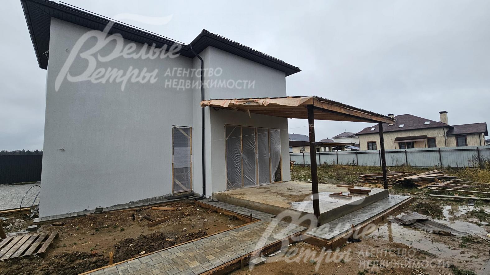 В планировке дома - крытая терраса 22,5 кв.м с выходом их кухни-столовой