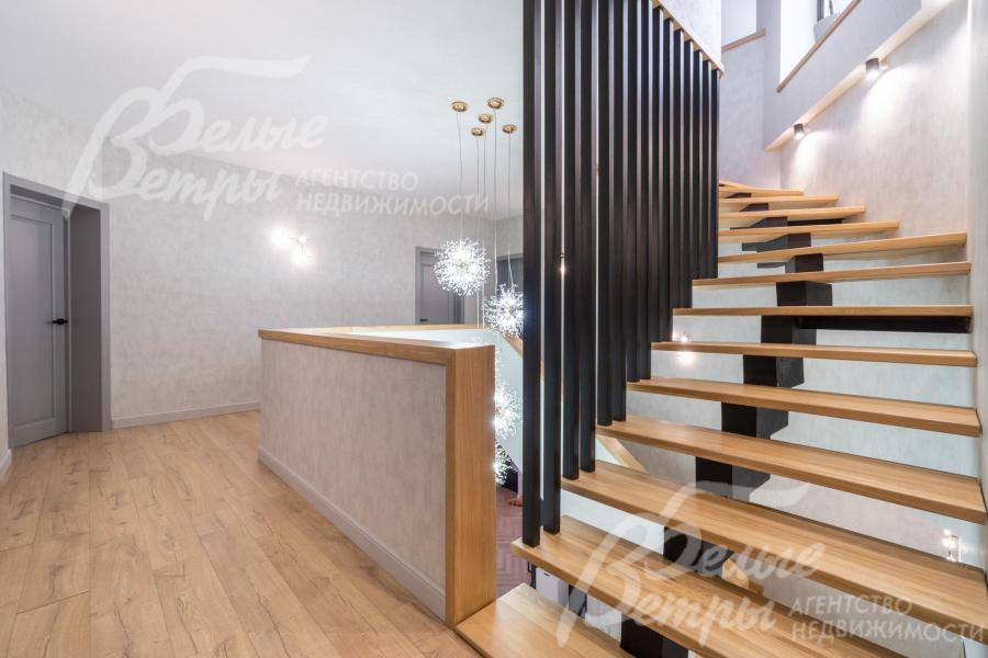 Эффектная парящая лестница ведёт на мансардный этаж