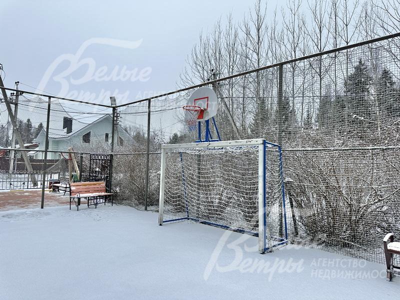 Спортивная площадка на территории поселка ВИК