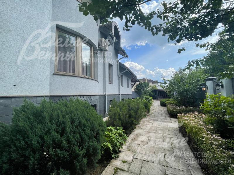 Облицовка стен - немецкая штукатурка, цоколь - натуральная сланцевая плитка.