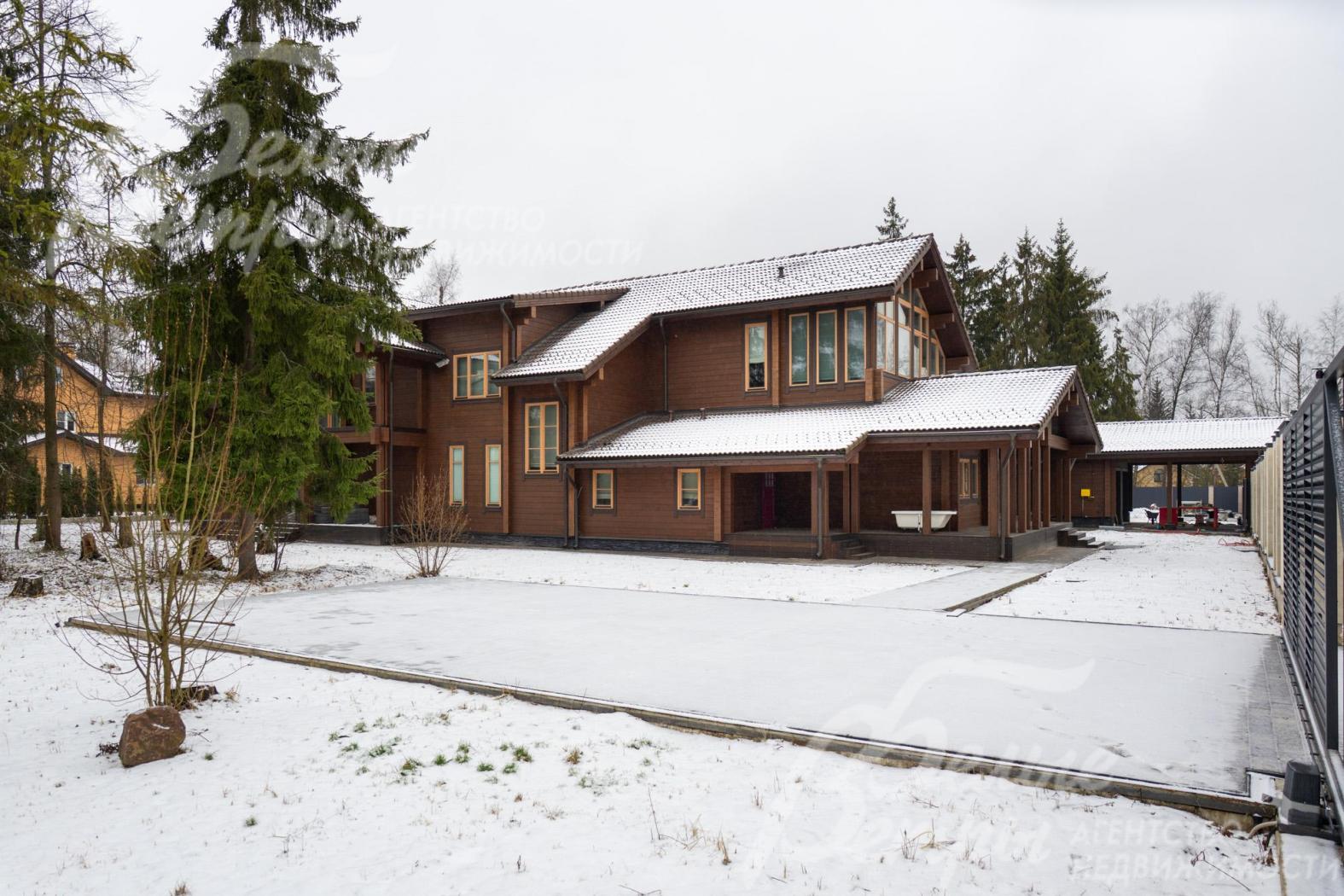 Дом стоит на большом лесном участке с сохранённым и облагороженным природным ландшафтом