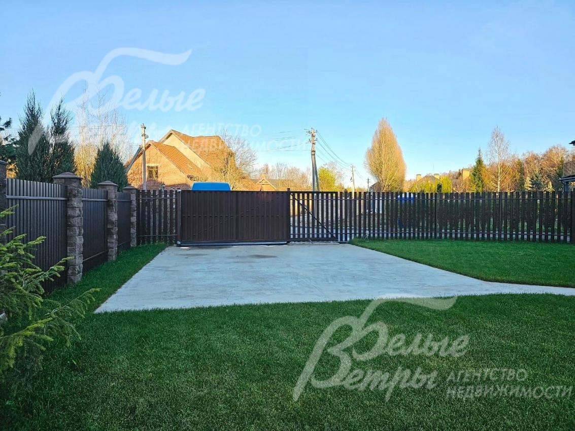 Участок огорожен забором, откатные ворота