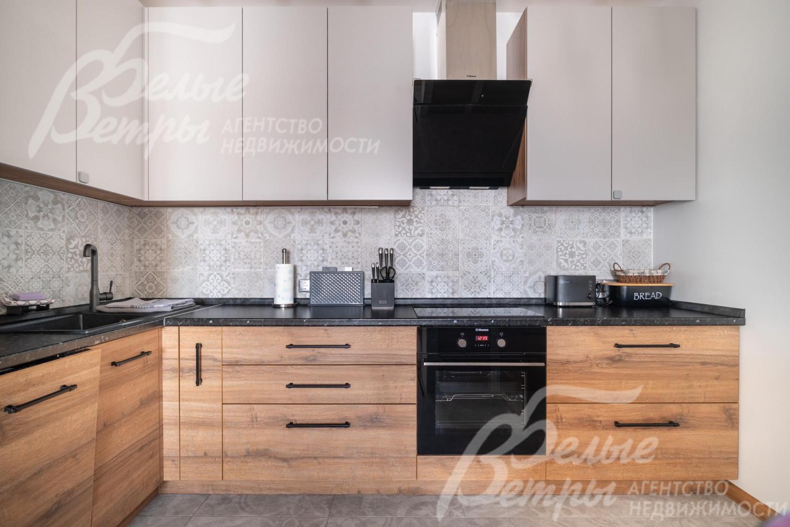 На кухне установлена встраиваемая техника Hansa: духовой шкаф, индукционная варочная плита, вытяжка и посудомоечная машина