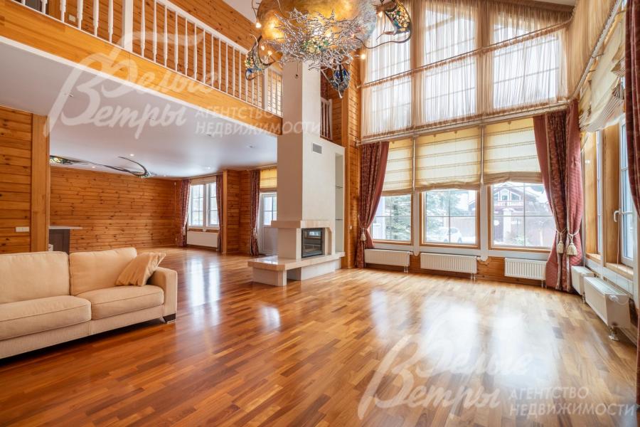 В гостиной основного дома - дизайнерская люстра, выполненная на заказ