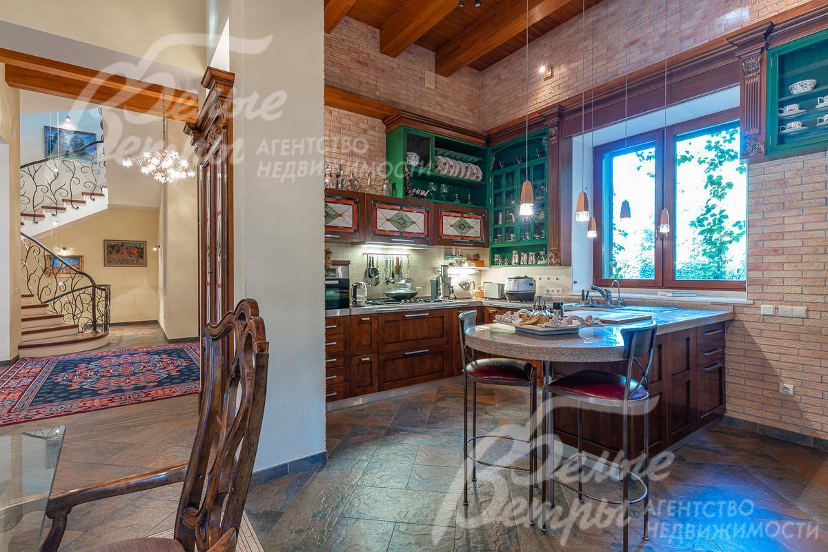 Кухня-столовая 31.5 кв.м с выходом на террасу