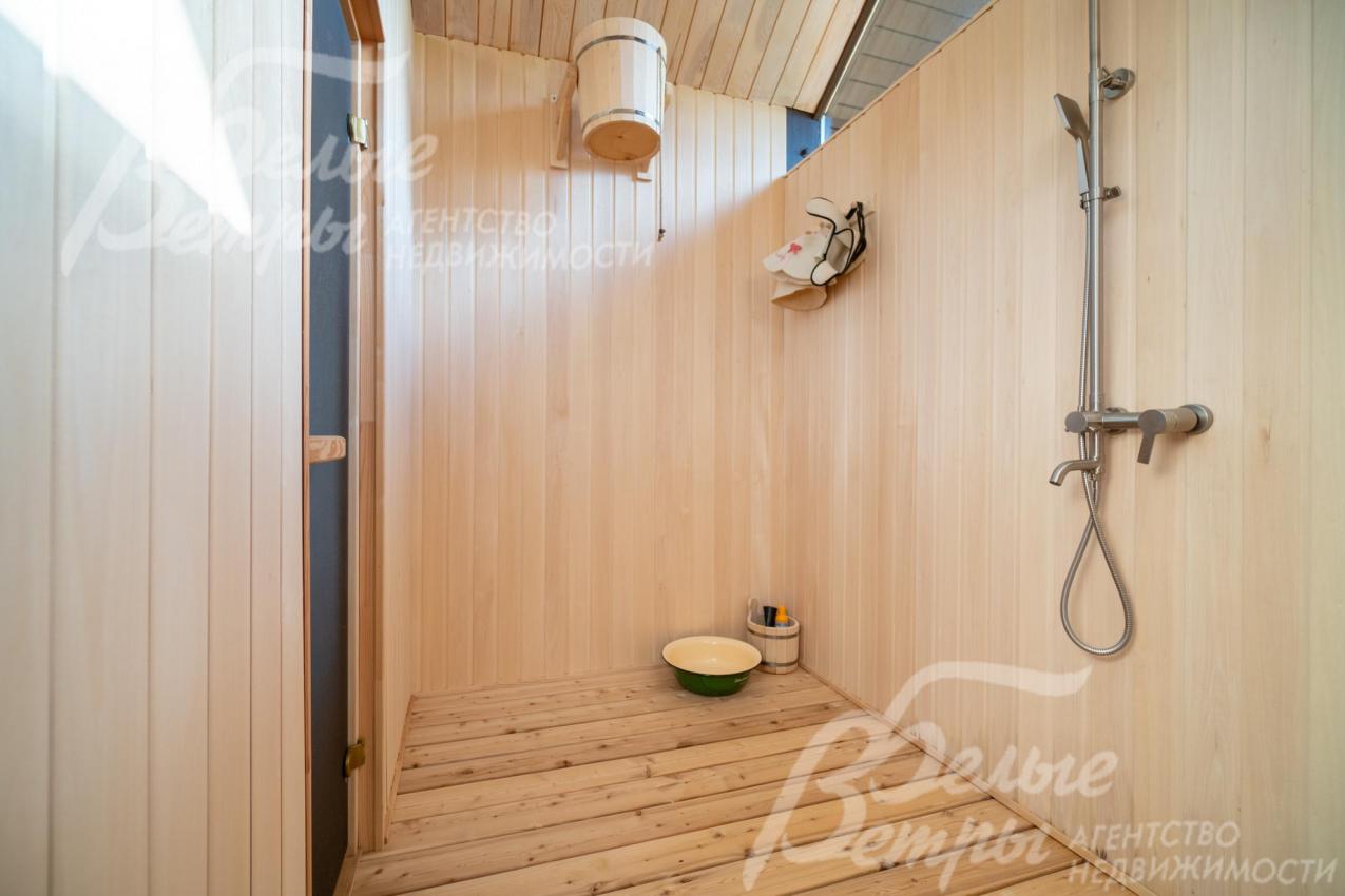 В помывочной – полы из лиственницы, есть душ и обливное ведро