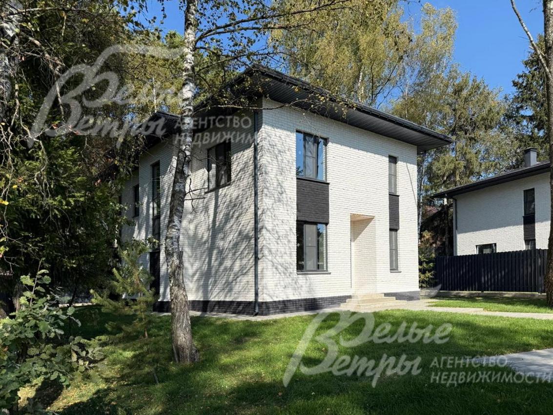 Дом стоит на компактном участке, граничащим с лесом, от калитки сделана парковка-дорожка