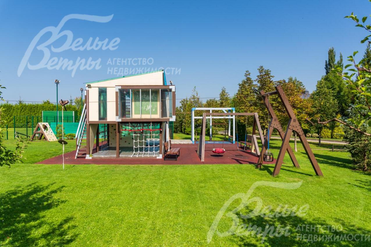 Детская площадка с множеством активити в поселке Варварино Эко.