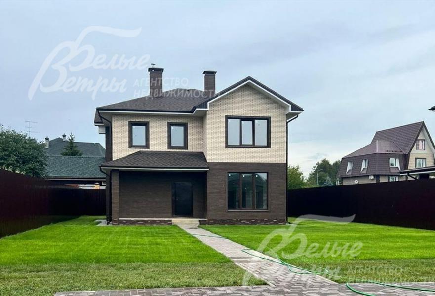 Участок выровнен, на нём посеян газон