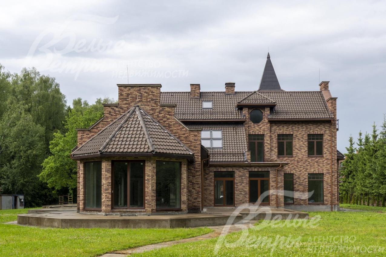 Главный дом облицован бельгийским кирпичом ручной формовки