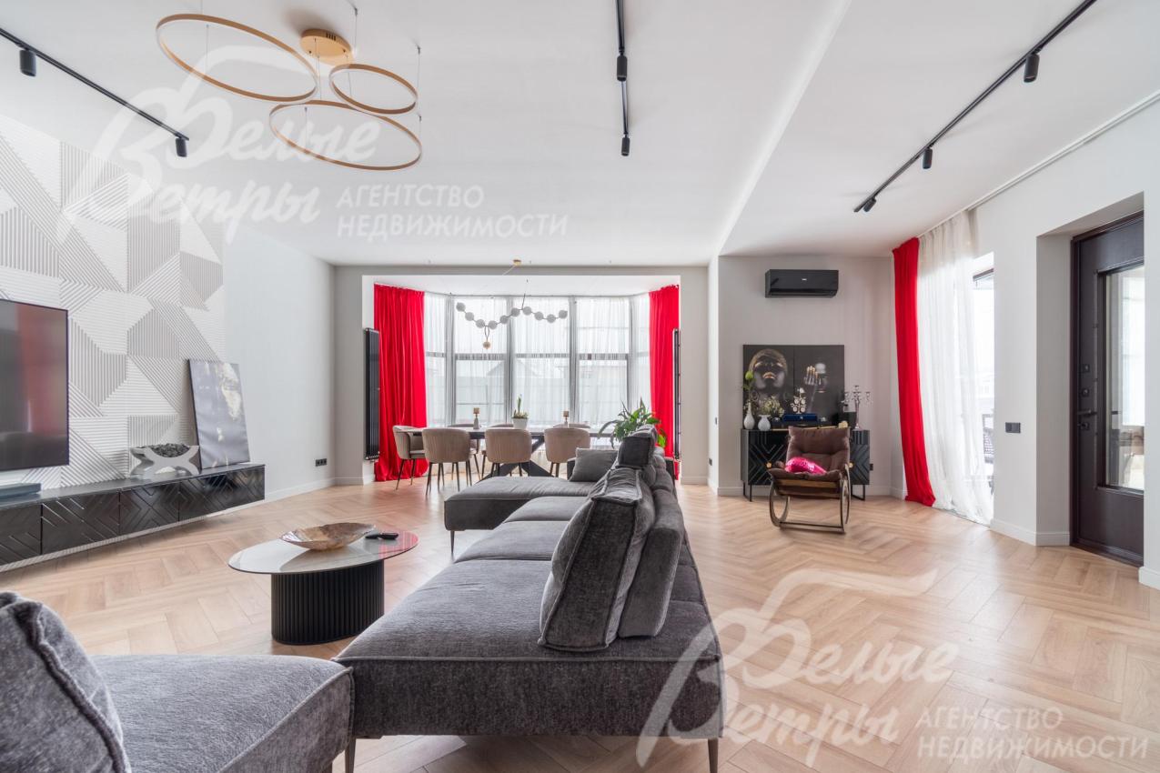 В гостиной выполнено трековое освещение, а также люстры