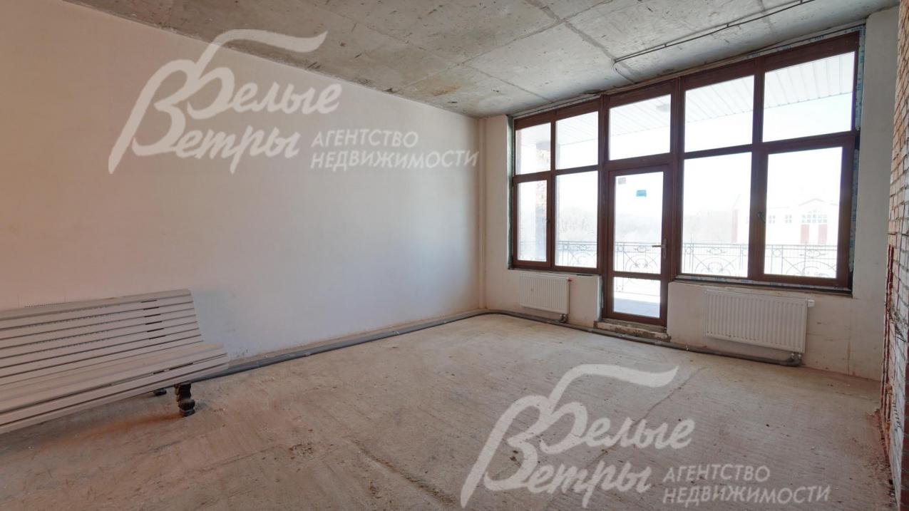 Гостиная с камином и выходом на веранду крытую