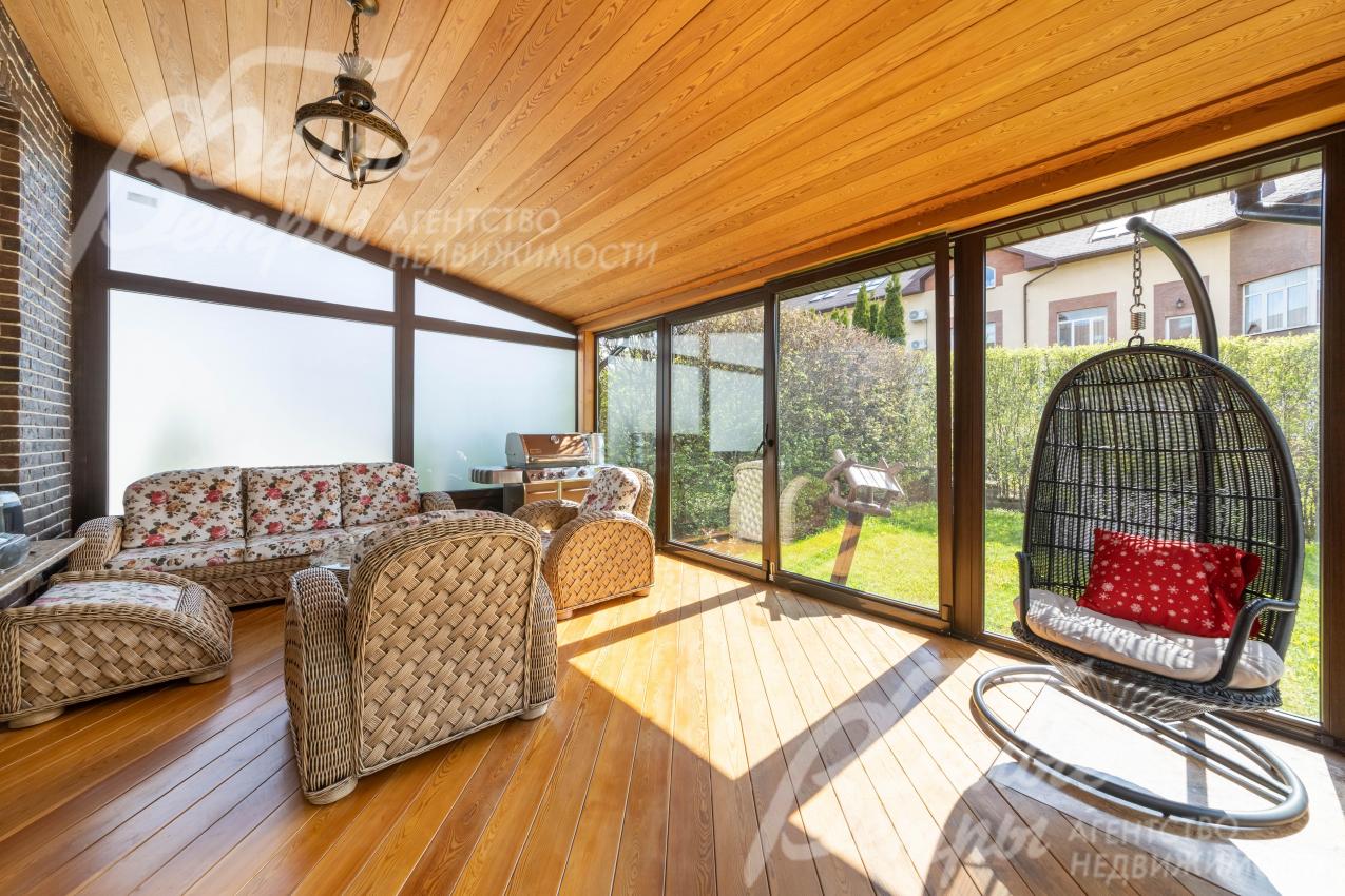 Веранда-зимний сад с панорамным остеклением.