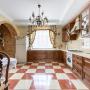В гарнитур встроена техника — SMEG, посудомоечная машина ASKO и холодильник SHARP