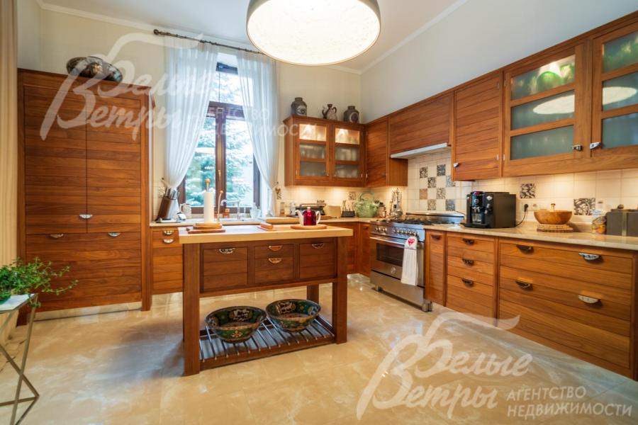 Кухня ручной работы от премиального производителя Smallbone (Великобритания) из массива ореха со встроенной техникой Gaggenau