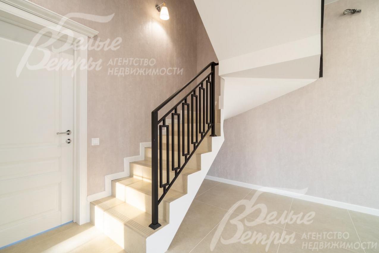 Ступени отделаны керамогранитом Kerama marazzi (Италия)