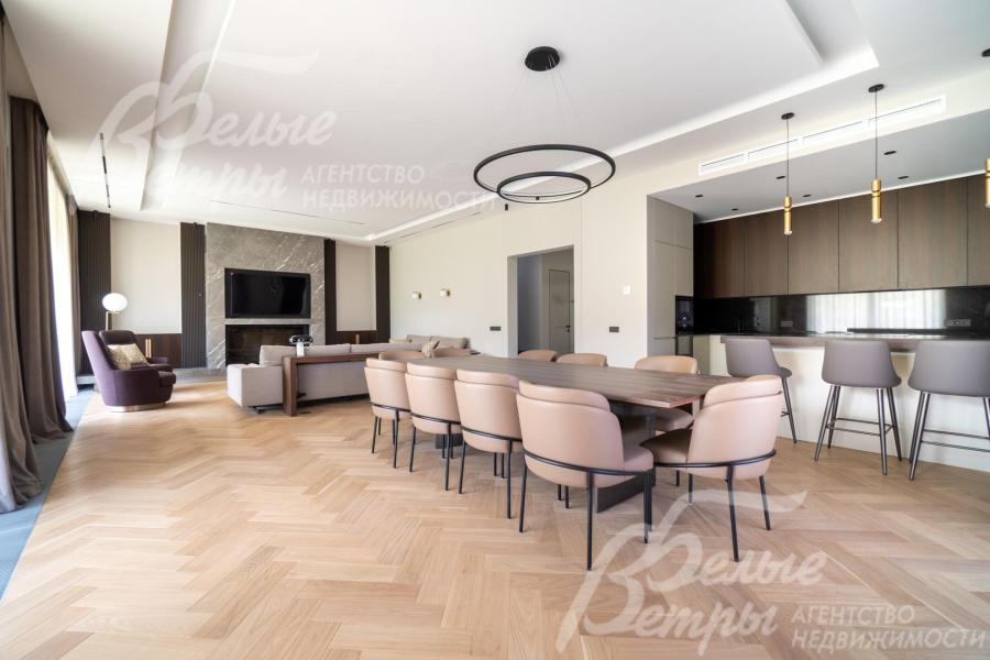 Объединённое пространство кухни, столовой и гостиной объединено общей стилистической концепцией