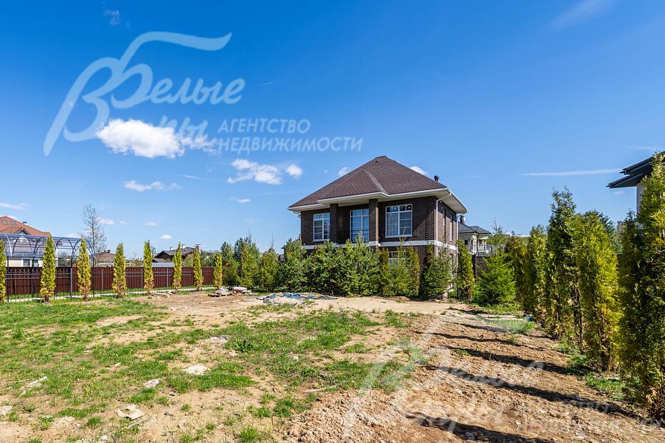 Дом огорожен кованым забором на монолитном основании