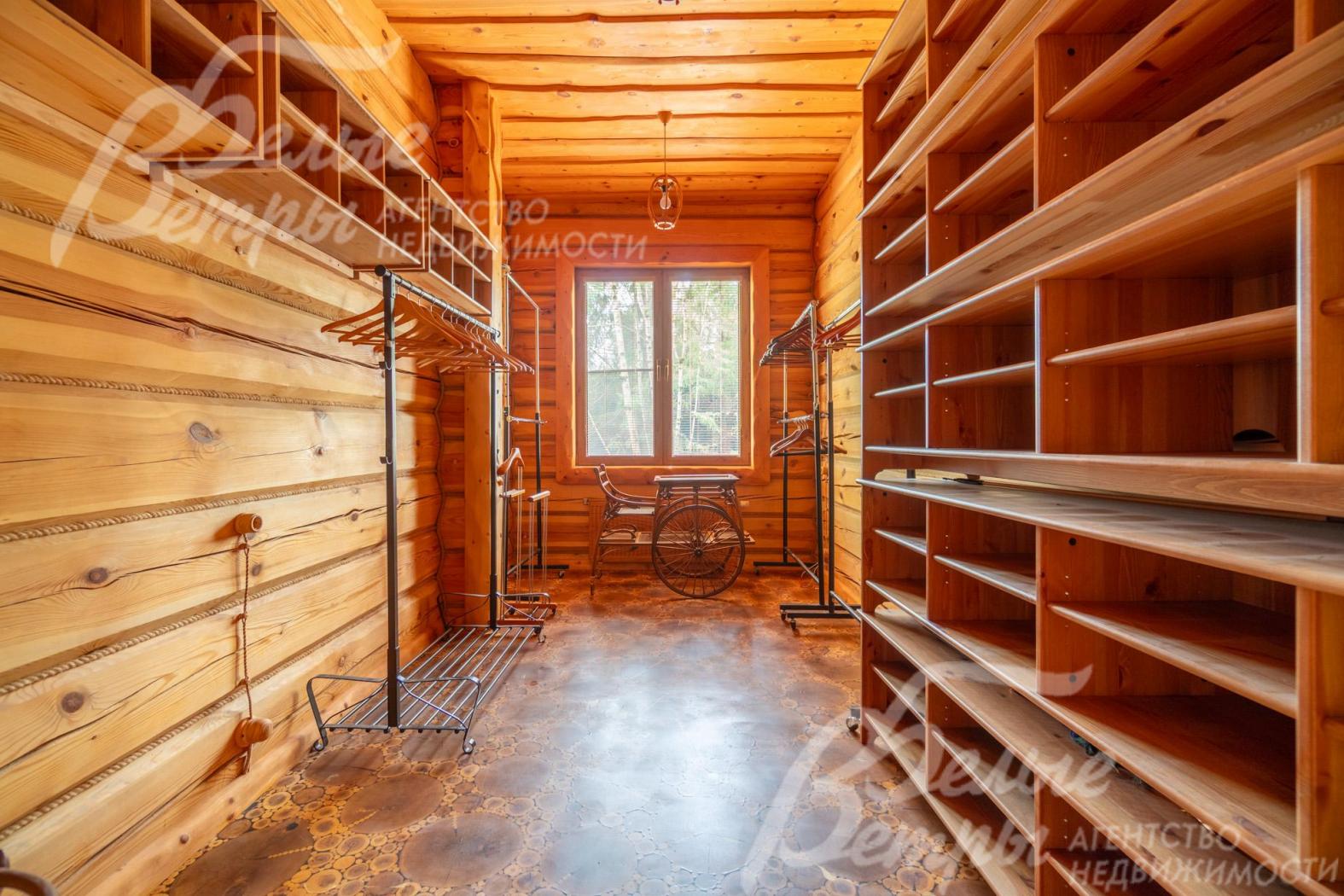 Гардеробная 11 кв.м на первом этаже с удобной системой хранения из массива дерева