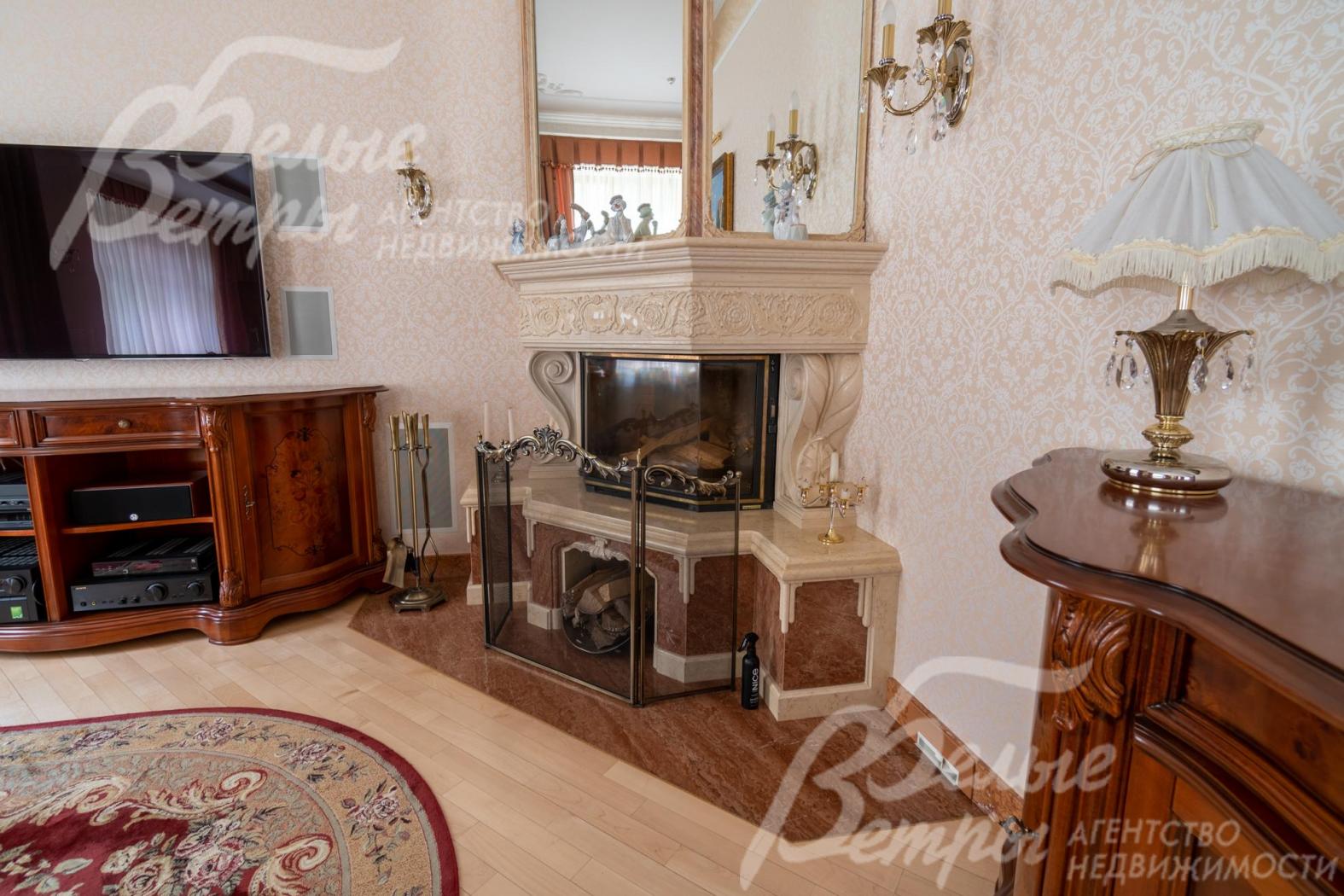 Установлен дорогостоящий французский угловой дровяной камин