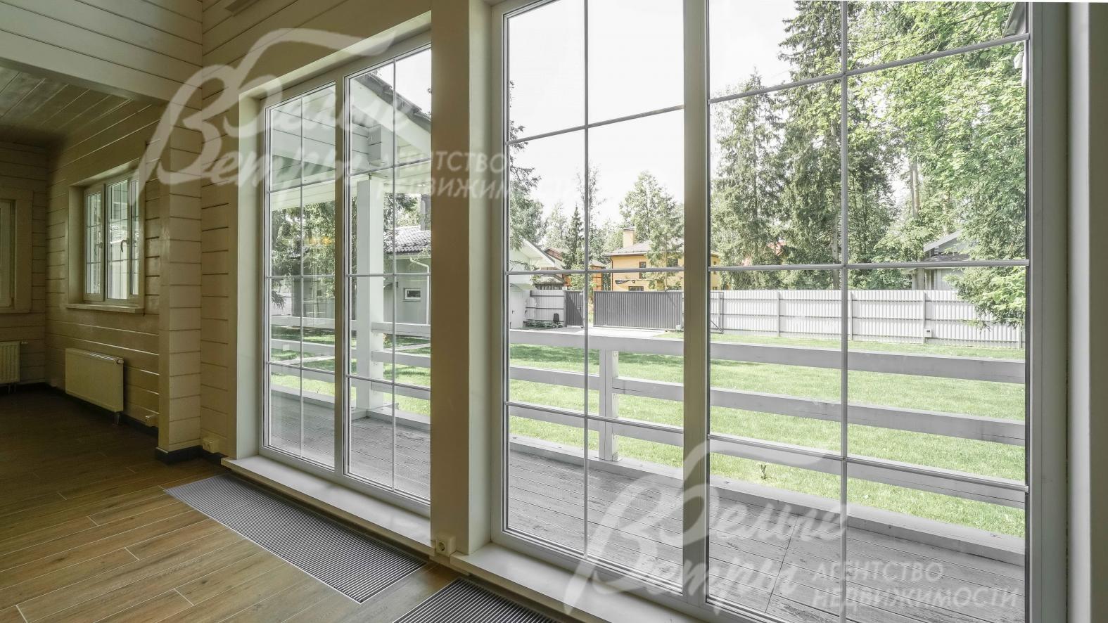 Стеклопакеты с раскладкой, высотой 2.5 м, начитаются от пола, установлены внутрипольные конвекторы