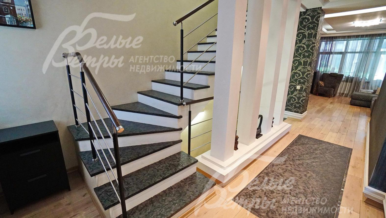 Лестница ж/б с металлическими перилами и ступенями из искусственного камня