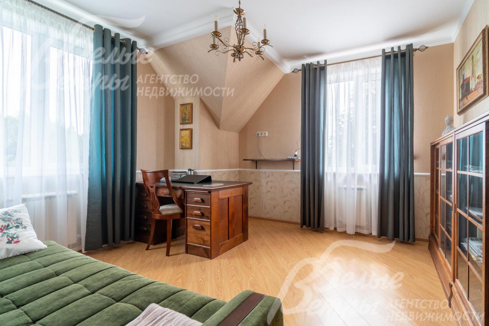 Спальня-кабинет на втором этаже с диваном, стеллажом и финским рабочим столом