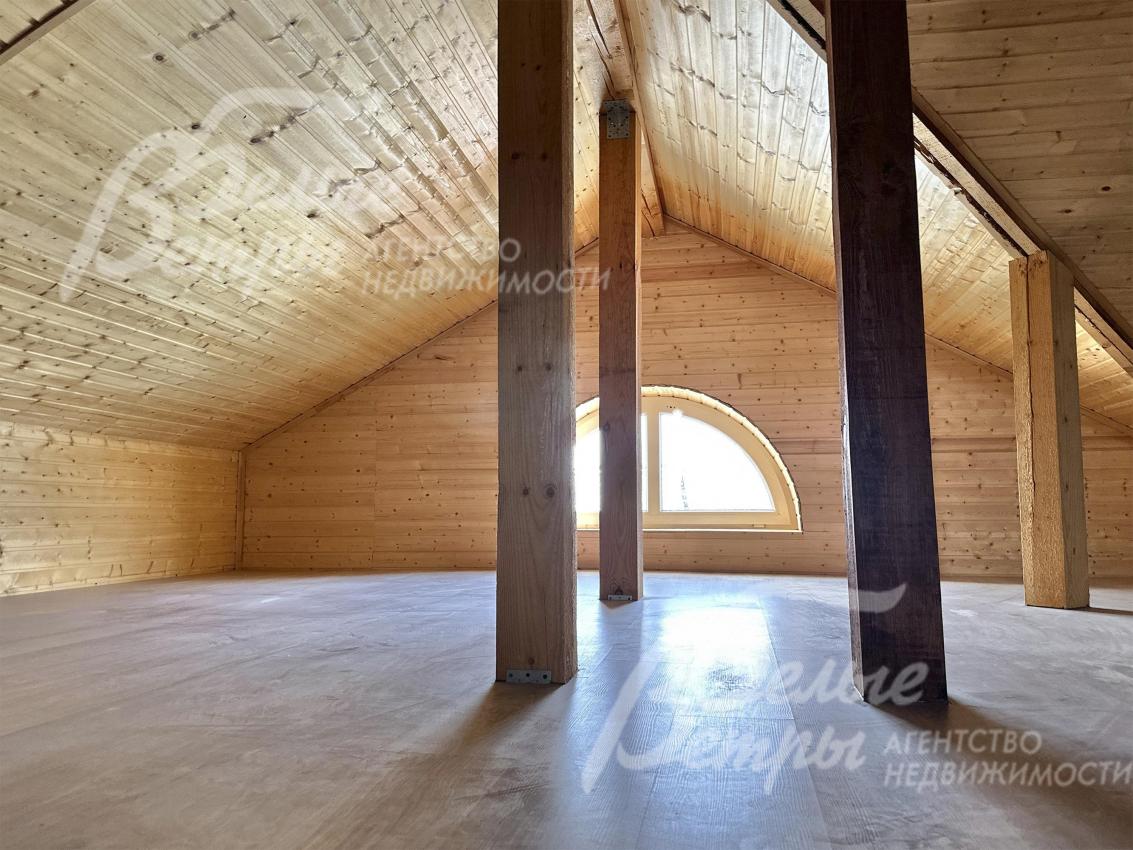 На мансардном этаже - два вертикальных окна высотой от 0,7 до 2,8 м