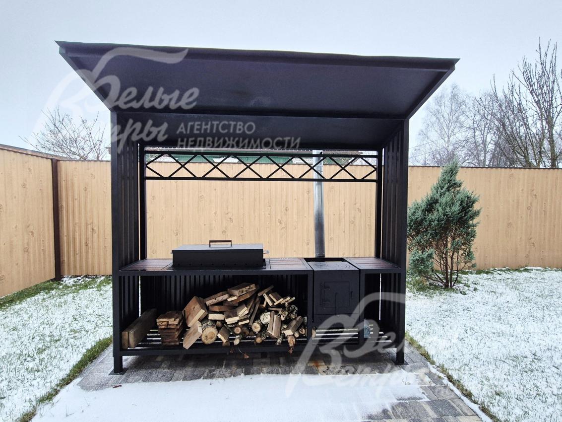 На участке зона барбекю