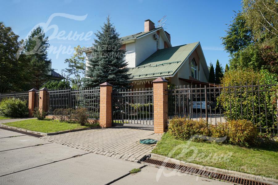 Участок расположен в середине коттеджного посёлка в 200 м от водоёма