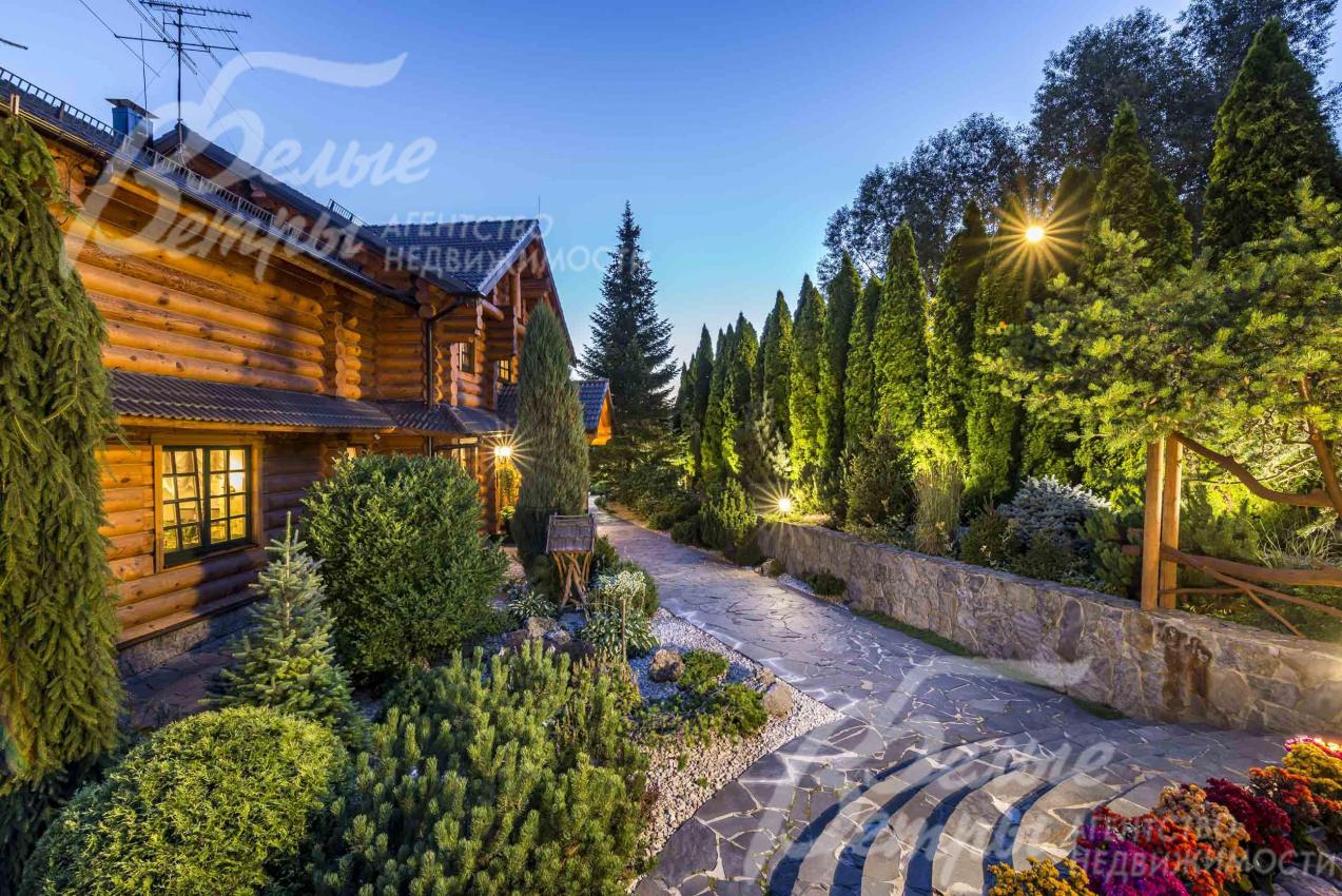 Перед главным входом в Основной дом - коллекция хвойных растений