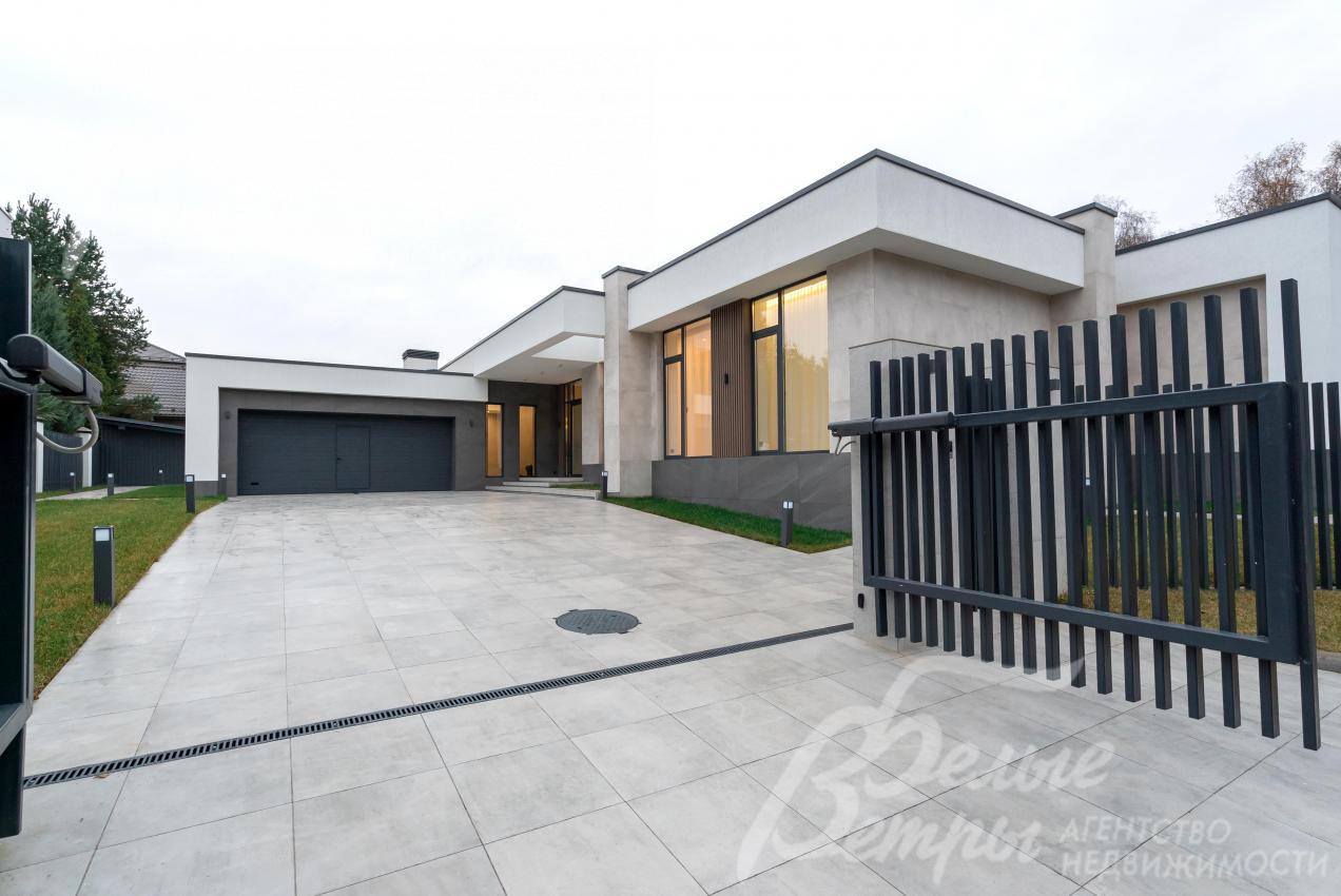 Территория огорожена стильным металлическим штакетником на бетонных столбах, въезд оборудован распашными воротами DoorHan