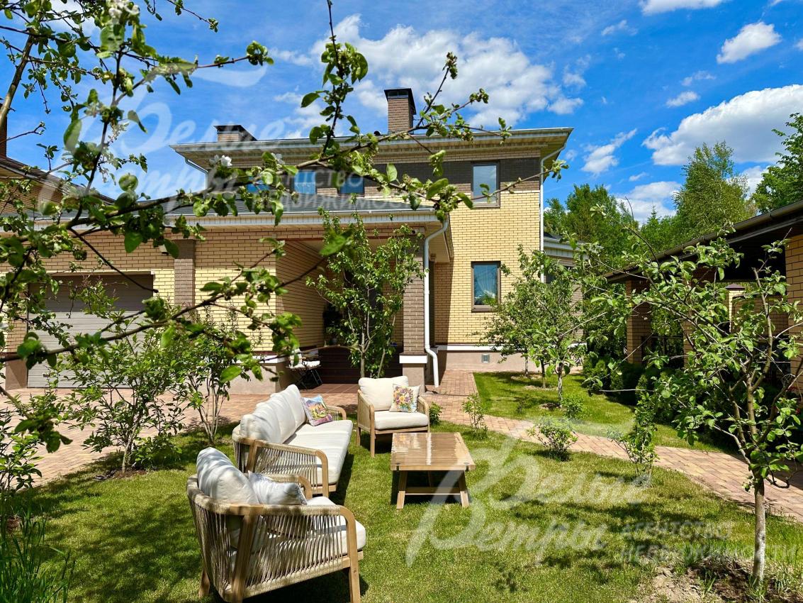 На участке газон, высажены молодые деревья.