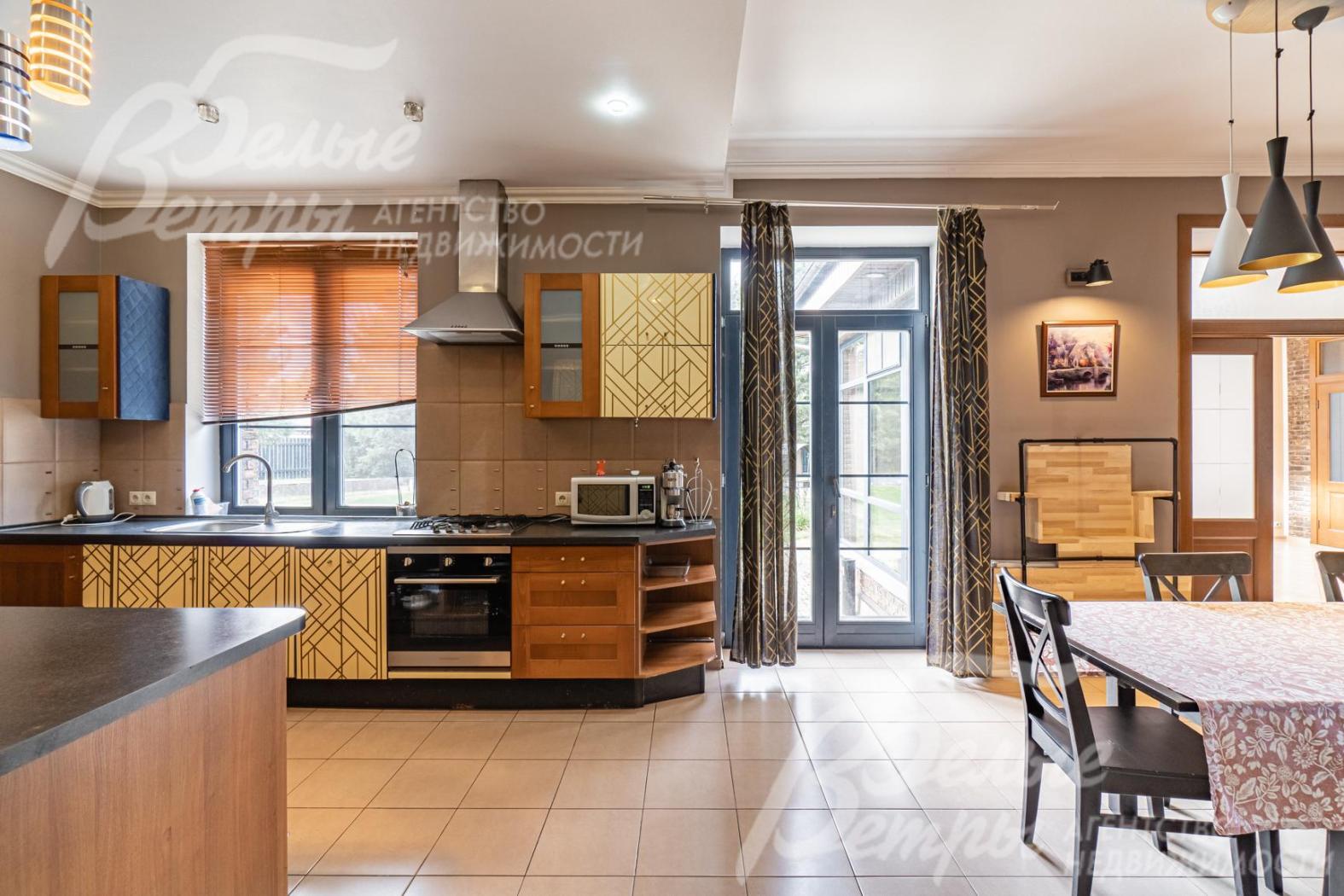 Кухня-столовая 44 кв.м с выходом на участок