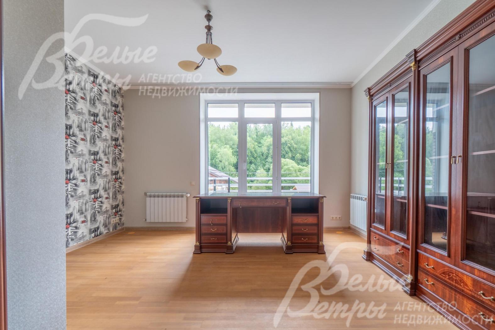 Одна из спален на втором этаже, оборудована под кабинет