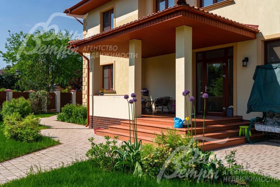 Уютная терраса с выходом на ухоженный участок 12 соток