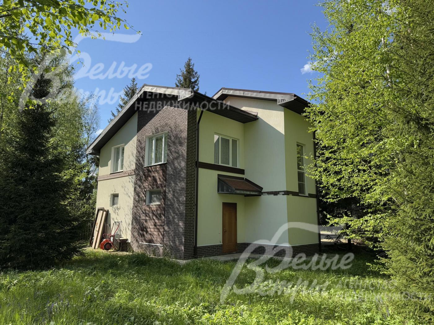 Внешние стены дома отделаны штукатуркой и клинкерной плиткой