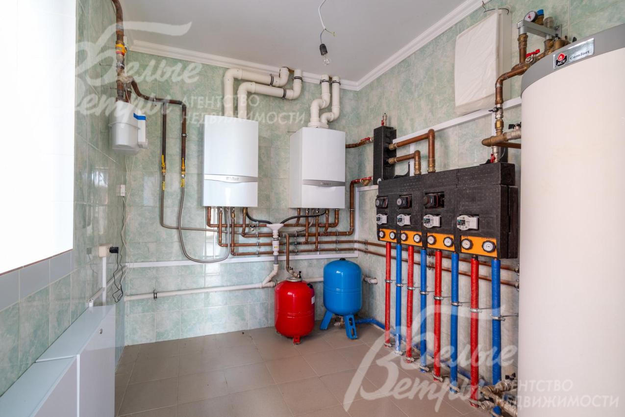 Также в банном комплексе находится котельная: проложена теплотрасса, соединяющая котельную с основным домом, с установкой автоматизированной системы управления («зонт»)