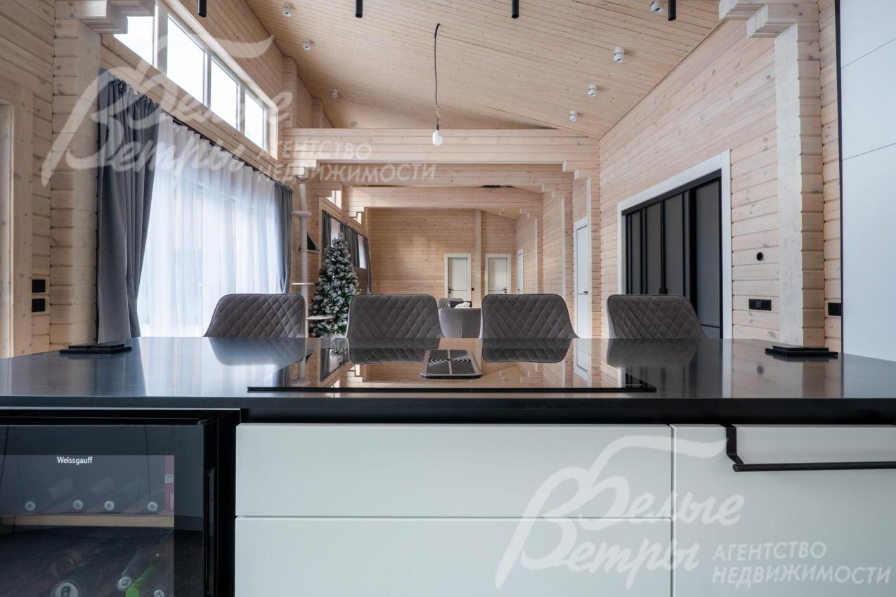 На кухне установлен гарнитур производства «EGGER» с функциональным островом с индукционной варочной панелью