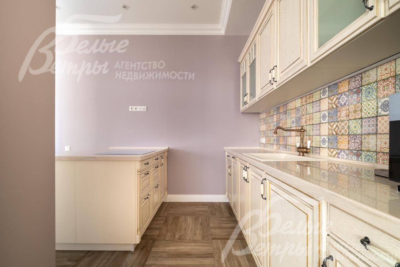 Кухня укомплектована встроенной техникой Graude (Германия): варочная панель, духовой шкаф, посудомоечная машина, также установлены холодильник и морозильная камера Liebherr