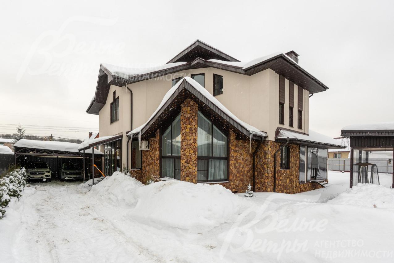 Меблированный кирпичный дом с привлекательной архитектурой в традициях альпийского шале