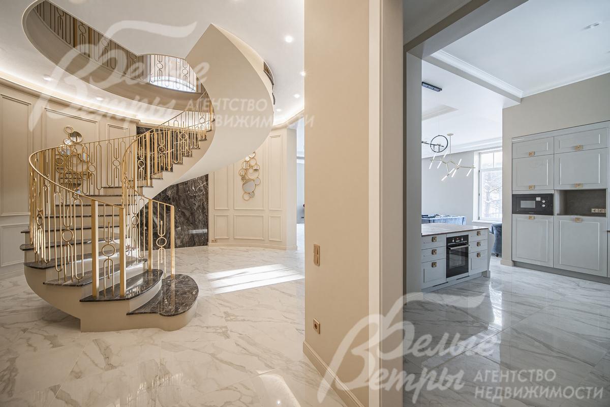 Шикарная винтовая лестница на второй этаж